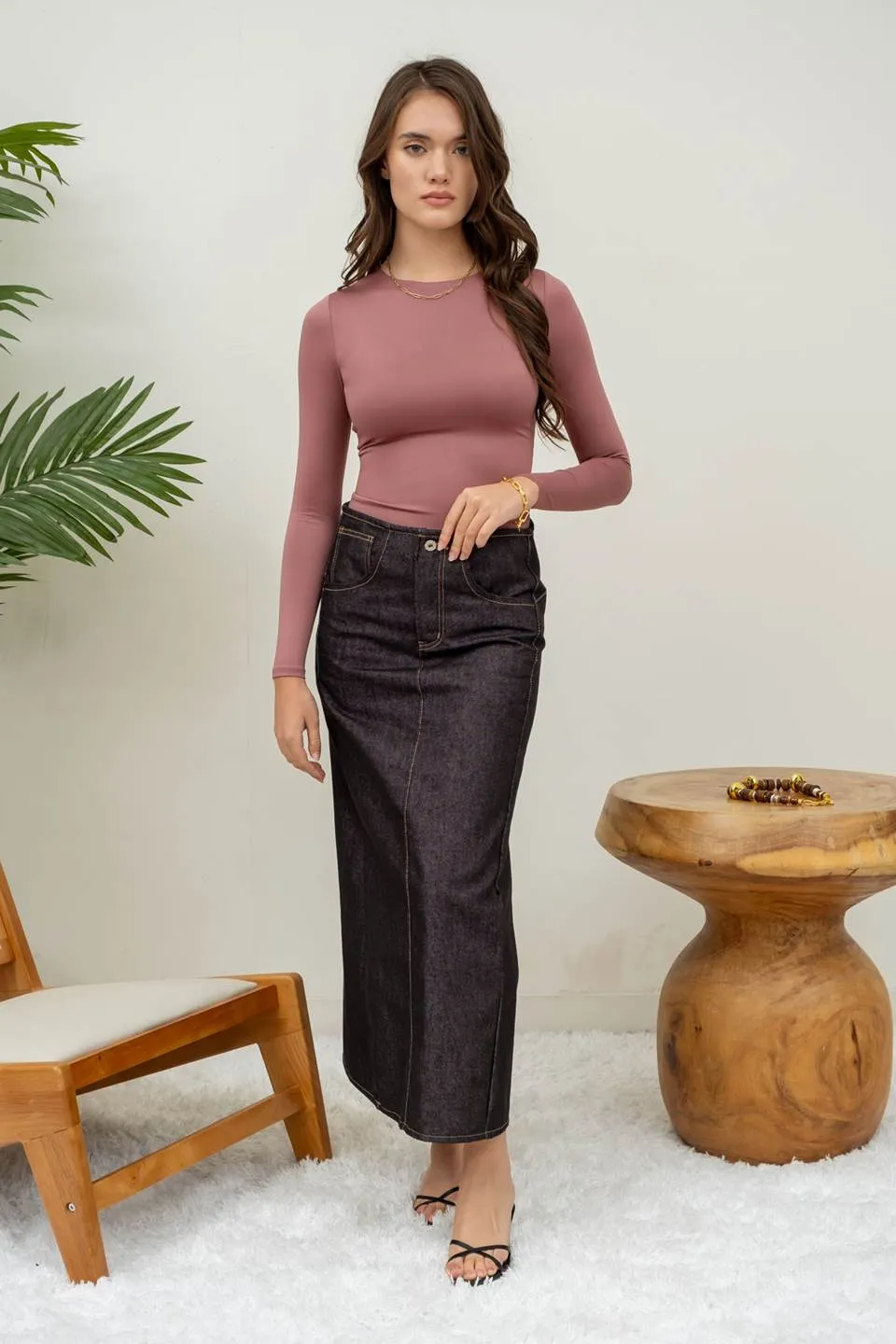 ROUND NECK LONG SLEEVE FITTED KNIT TOP